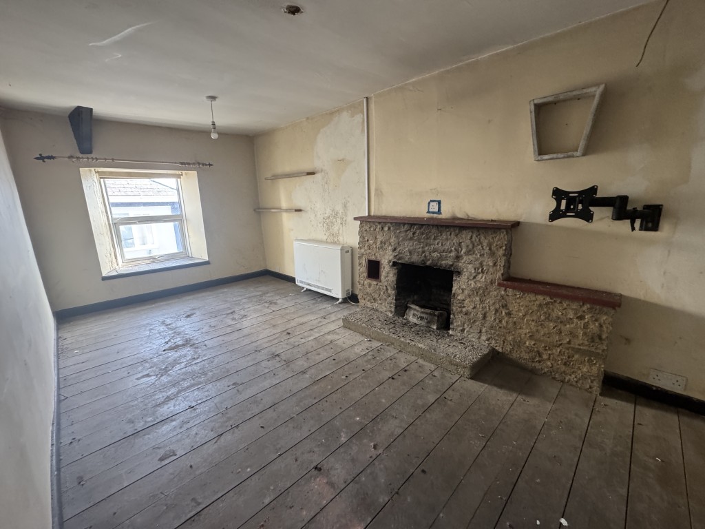 Lot: 64 - MIXED USE OPPORTUNITY IN NEED OF IMPROVEMENT IN A POPULAR AREA - Living room
